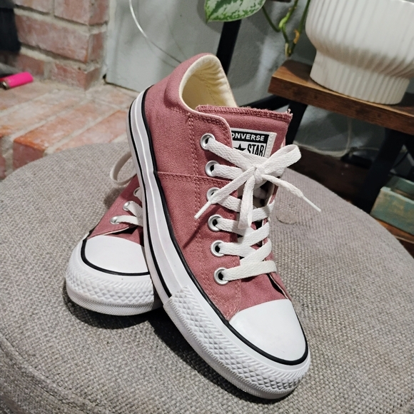 Converse Women's Chuck Taylor All Star Low Top Size 7 Sneaker Pink Shoes - Picture 1 of 9